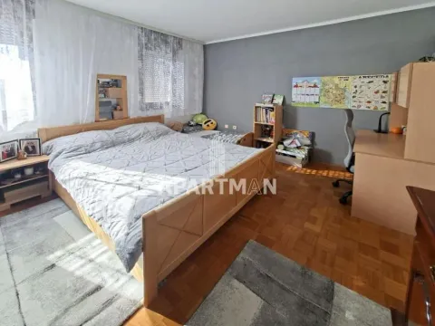 Nameštena spavaća soba sa bračnim krevetom i radnim stolom. - image 3