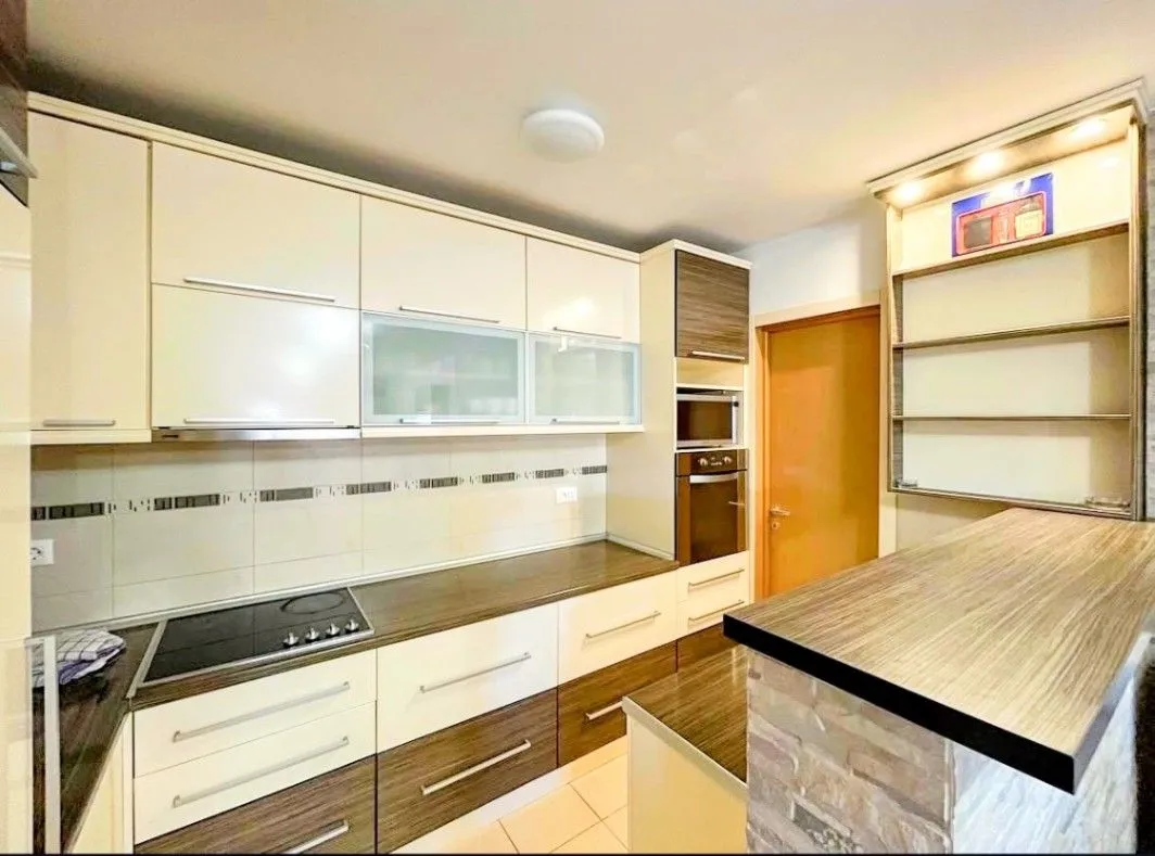 Prodaja, trosoban stan, 105m², Stari Aerodrom, Podgorica