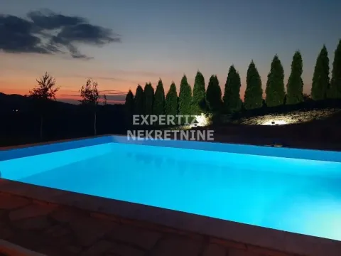 Osvetljeni bazen u dvorištu u sumrak. - image 4