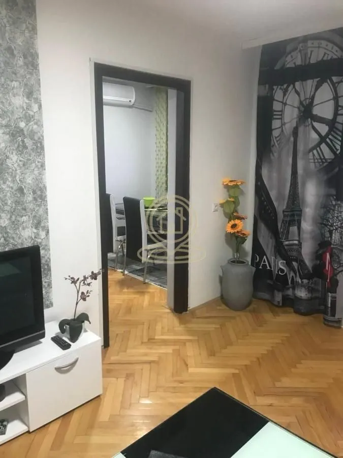 Pogled iz dnevne sobe prema trpezariji.