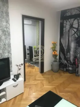 Pogled iz dnevne sobe prema trpezariji. - image 4