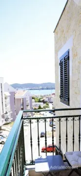 Manji balkon sa pogledom na more i okolno naselje. - image 8