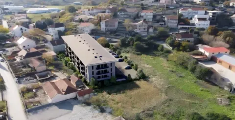 Pogled iz vazduha na novu stambenu zgradu i okolno naselje. - image 3