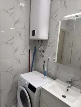 Kupatilo sa veš mašinom, umivaonikom i bojlerom na zidu. - image 13