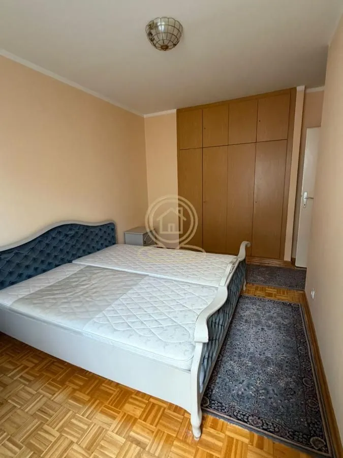 Spavaća soba sa bračnim krevetom i ugrađenim ormarom.