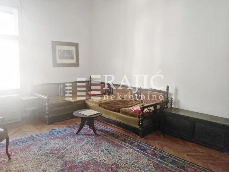 Living room with a sofa set and a rug.