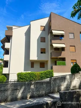 Spoljašnji izgled stambene zgrade sa balkonom i zelenilom u dvorištu. - image 10