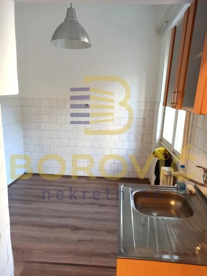 Izdavanje, trosoban stan, 63m², Skadarlija, Beograd
