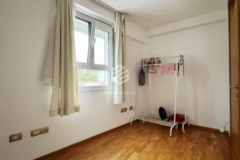 Prazna soba sa prozorom i drvenim podom. - image 7