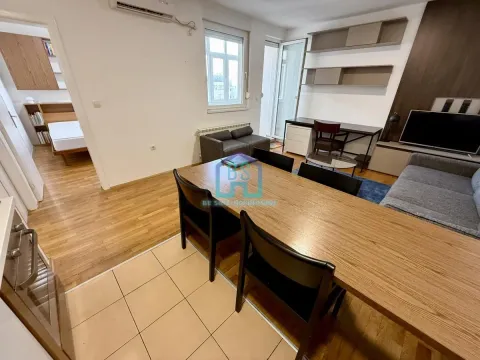 Dnevna soba sa trpezarijskim stolom i radnim kutkom. - image 3
