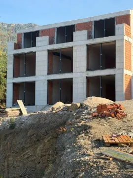 Pogled na spoljašnjost stambene zgrade u izgradnji sa betonskom konstrukcijom i ciglom. - image 3