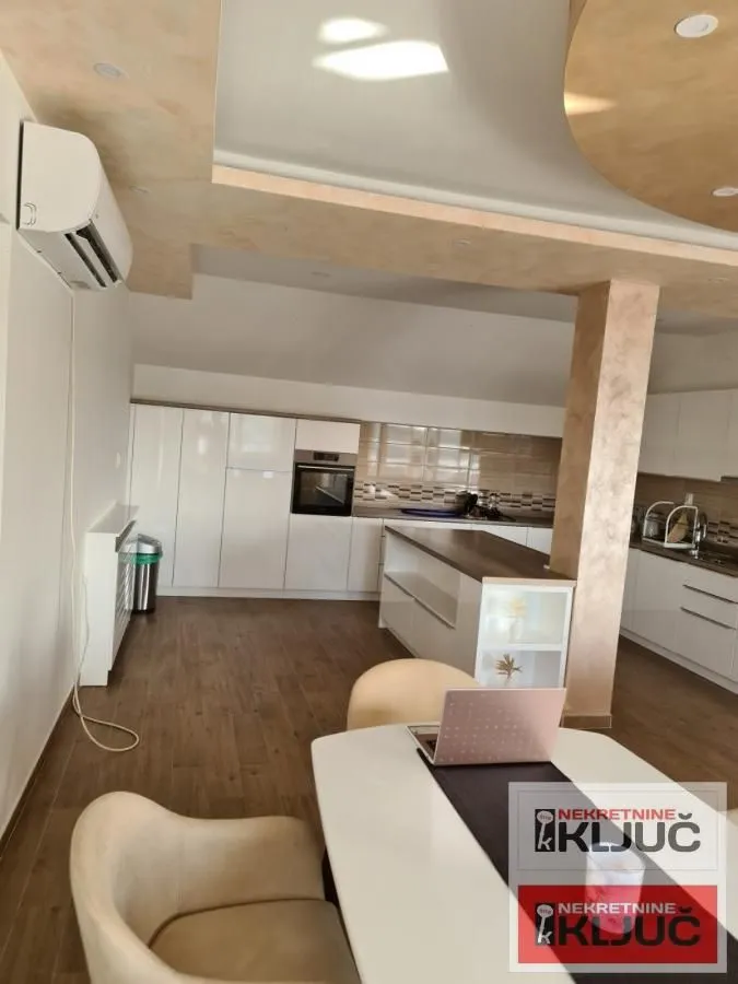 Prodaja, četvorosoban stan, 170m², Sremska Kamenica, Petrovaradin