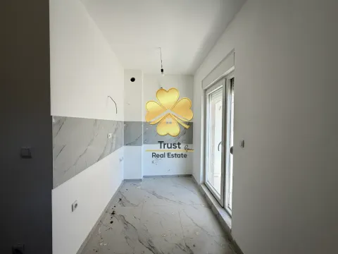 Nezavršena kuhinja sa keramičkim pločicama i balkonskim vratima. - image 2