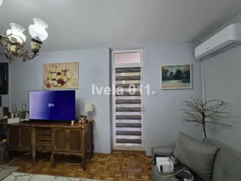 Dnevna soba sa garniturom, komodom za TV i parketom na podu. - image 7