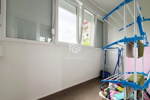 Zastakljeni balkon sa prozorima i stalkom za sušenje veša. - image 3