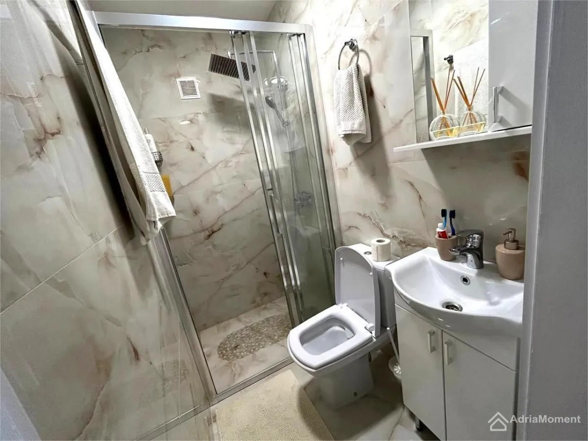 Prodaja, dvosoban stan, 83m², Kalimanj, Tivat