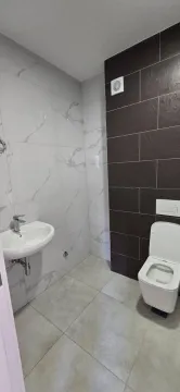 Moderno opremljeno kupatilo sa bijelim i tamnim pločicama. - image 8