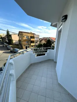 Natskrivena terasa sa pogledom na ulicu i okolne zgrade. - image 15