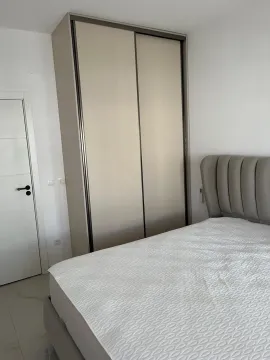 Uređena spavaća soba sa bračnim krevetom i velikim ugradnim plakarom. - image 18