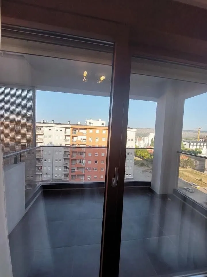 Pogled sa balkona na okolne stambene zgrade.