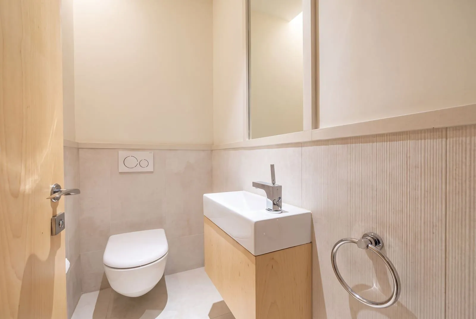 Svijetli toalet sa modernim umivaonikom i visećom šoljom.