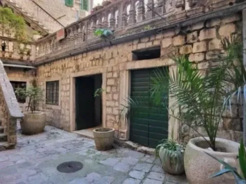 Prodaja, trosoban stan, 104m², Stari Grad Kotor, Kotor - image 7