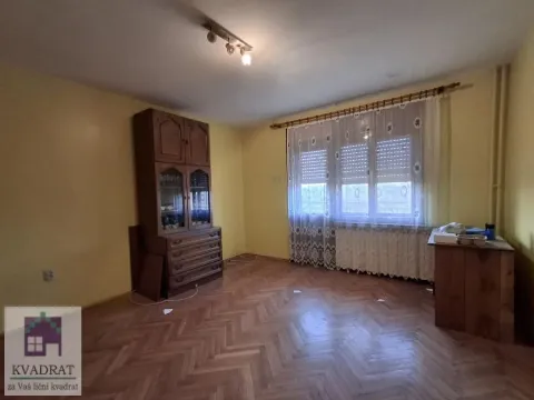 Prazna dnevna soba sa parketom i ormarom. - image 16