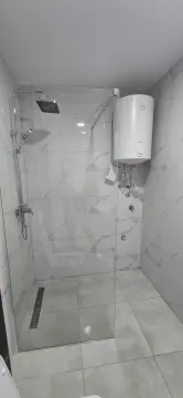 Moderne kupatilo sa tuš kabinom i bojlerom. - image 2