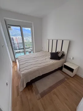 Spavaća soba sa bračnim krevetom i izlazom na terasu. - image 10