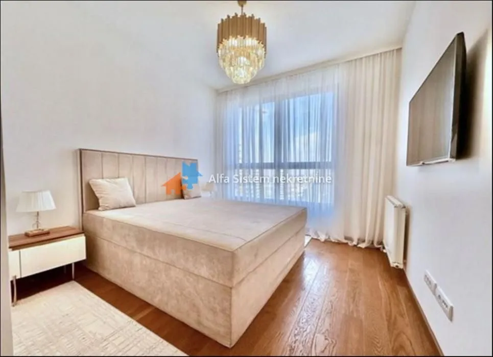 Izdavanje, trosoban stan, 83m², Savski Venac, Beograd