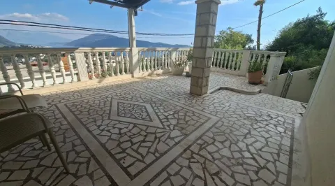 Prostrana popločana terasa sa balustradama i pogledom na more. - image 7