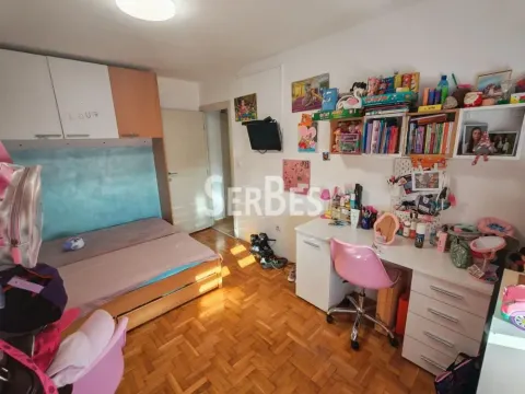 Dečja soba sa krevetom, radnim stolom i policama za knjige i igračke. - image 6