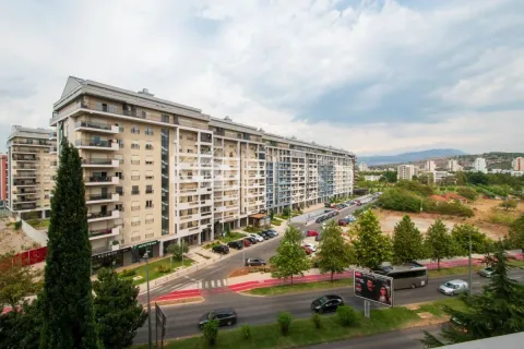 Pogled na moderno stambeno naselje i okolnu ulicu sa zgradama. - image 10
