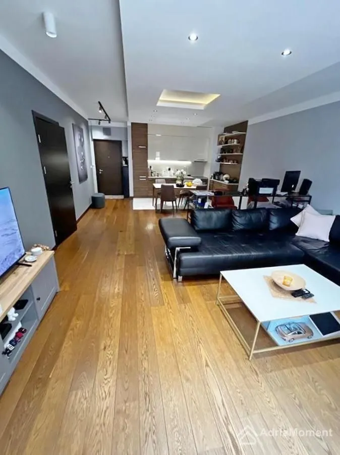 Prodaja, jednosoban stan, 77m², Centar, Budva