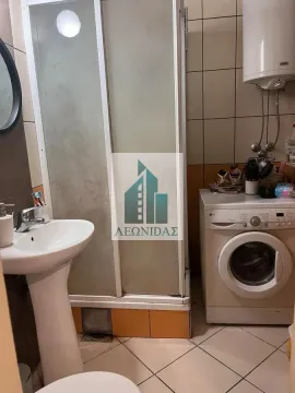 Kupatilo sa tuš kabinom, umivaonikom i veš mašinom. - image 8