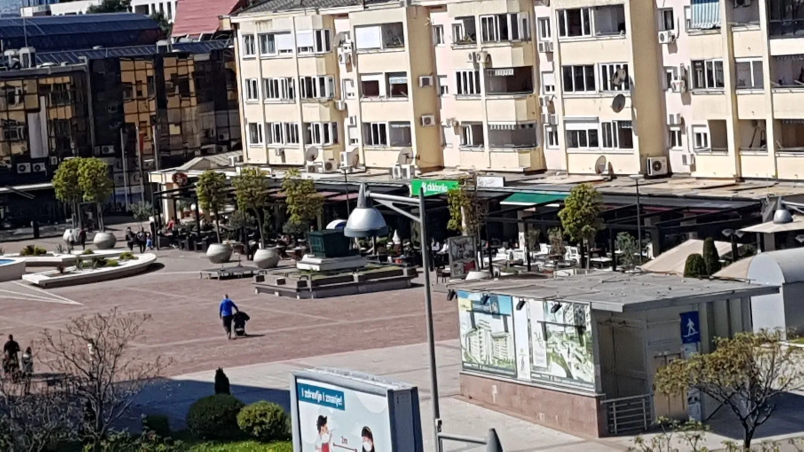 Pogled na gradski trg i okolne stambene zgrade.