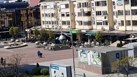 Pogled na gradski trg i okolne stambene zgrade. - image 2