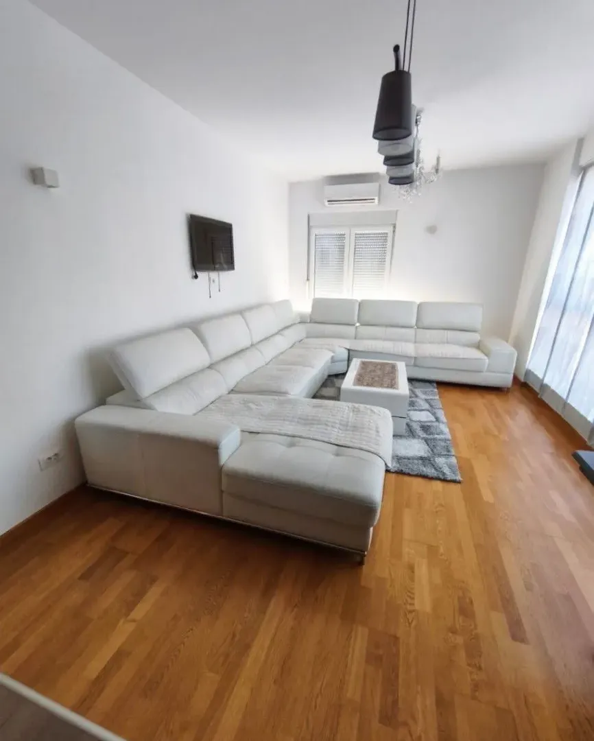 Izdavanje, dvosoban stan, 75m², Stari Aerodrom, Podgorica