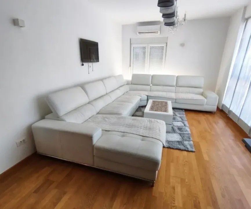 Izdavanje, dvosoban stan, 75m², Stari Aerodrom, Podgorica