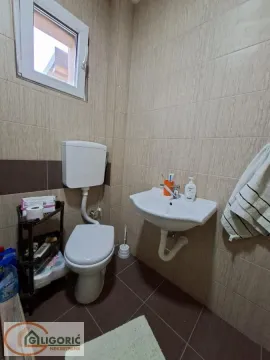 Manje kupatilo obloženo keramičkim pločicama sa WC šoljom i umivaonikom. - image 15