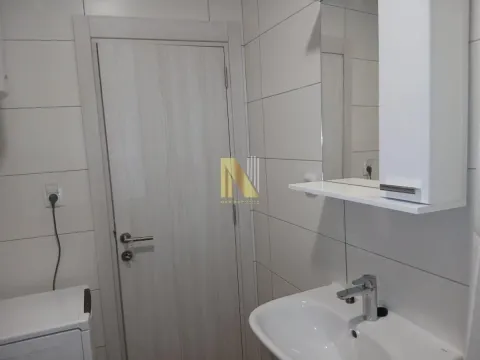 Manje kupatilo sa umivaonikom, ogledalom i belim pločicama. - image 10