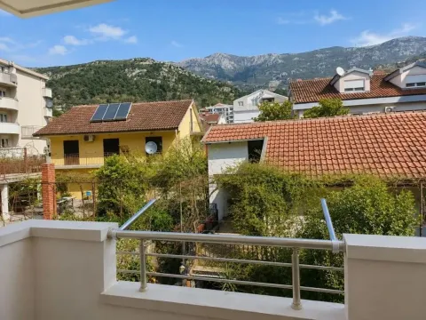 Pogled sa terase na okolne kuće i planine. - image 13
