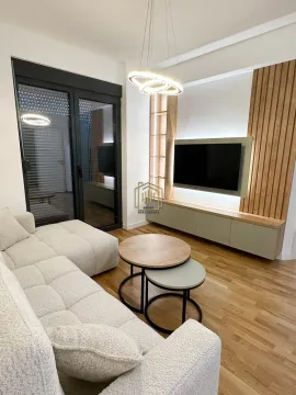 Moderan dnevni boravak sa garniturom, TV-om i izlazom na terasu. - image 3