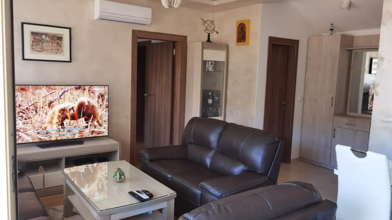 Izdavanje, dvosoban stan, 50m², Dobrota, Kotor