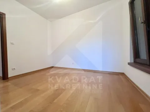 Prazna soba sa bijelim zidovima i drvenim podom. - image 8
