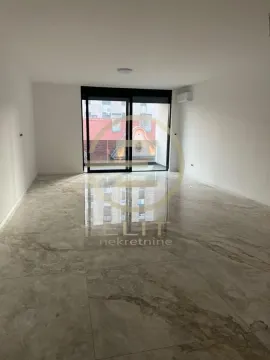 Empty room with glossy ceramic floor tiles and an exit to the terrace. - image 2