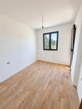 Prazna neopremljena soba sa drvenim podom i prozorom. - image 4