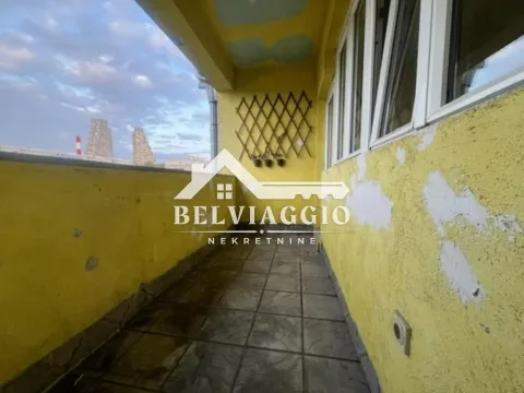 Natkriveni balkon sa žutim zidovima i pločicama na podu. - image 13