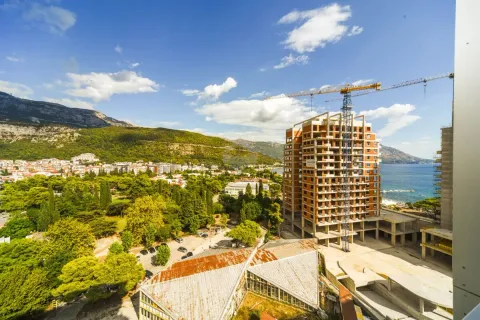 Pogled sa nekretnine na grad, planine, more i okolno gradilište. - image 10