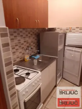 Manja kuhinja sa sudoperom, šporetom i frižiderom. - image 7